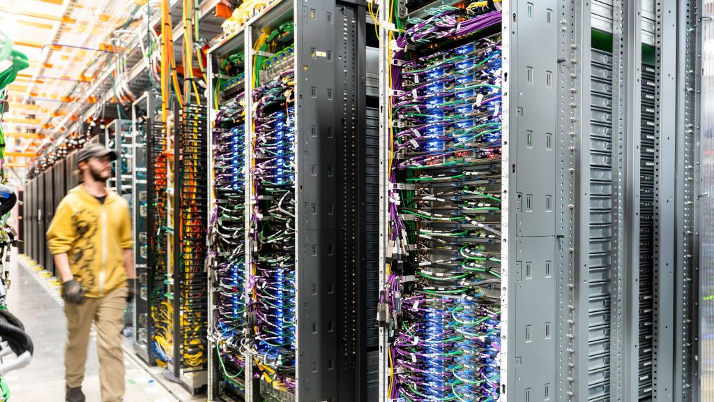 Στο εσωτερικό ενός data center της AWS